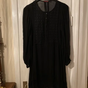 svart klänning - skön och flowig klänning från indiska, perfekt till sommaren! detaljer där fram och knytning där bak!