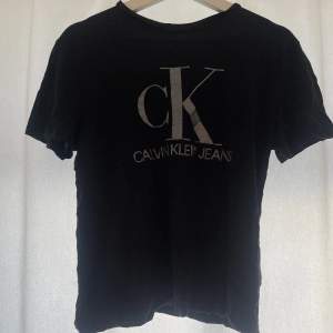 Ck T-shirt i bra skick, glittrig logga, nypris 500kr, knappt använd