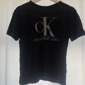 Calvin Klein T-shirt logo - Ck T-shirt i bra skick, glittrig logga, nypris 500kr, knappt använd