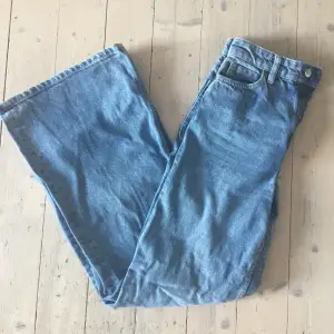 Highwaisted Jeans från ett hm och lee sammarbete. Mycket bra skick och  sparsamtanvända. Säljer p.g.a. för små för mig. Du står för frakt