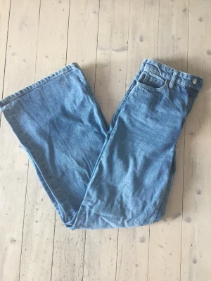 HMxLEE Jeans - Highwaisted Jeans från ett hm och lee sammarbete. Mycket bra skick och  sparsamtanvända. Säljer p.g.a. för små för mig. Du står för frakt