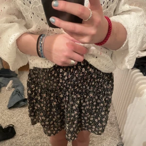 Sommarkjol - Ursöt blommig kjol till sommarn! Har inbyggda shorts så att man inte behöver vara orolig om det blåser💓💓