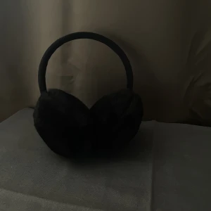 Svarta fluffiga öronmuffar - Helt nya oanvända svarta öronmuffar.  Frakt tillkommer💕