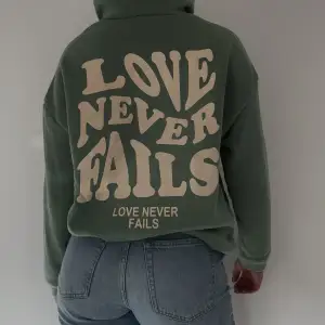 Grön hoodie ”love never fails”💚 (Köparen står för frakten)