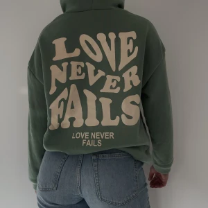 ”Love never fails” hoodie - Grön hoodie ”love never fails”💚 (Köparen står för frakten)