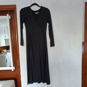 Ribbad långklänning  - Svart ribbad långklänning från Indiska i storlek xs  Använd fåtal gånger men i nyskick
