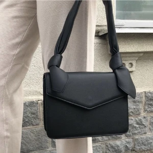 Väska nakd  - Jättefin lite mindre väska från nakd. Använd fåtal gånger så väldigt fint skick. 