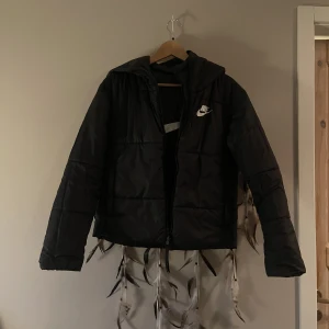 Nike pufferjacket - Säljer den här snygga dunjackan från Nike som tyvärr inte är min stil längre, men i mycket gott skick. Den går att vända ut och in och bära åt båda hållen = nästan två jackor! Kan mötas upp i Söderköping eller Norrköping eller frakta mot betalning 🖤❤️