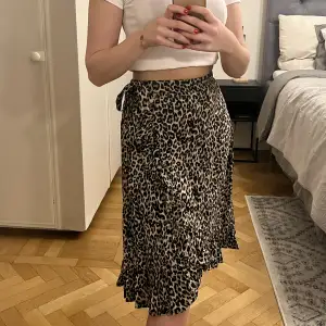 Leopard kjol, den är i barnstorlek men jag är normalt en S och den passar mig, den är även stretchig i midjan🤎