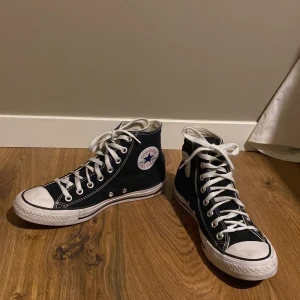 Converse  - Bra skick, något skavda och slitna på baksidan.