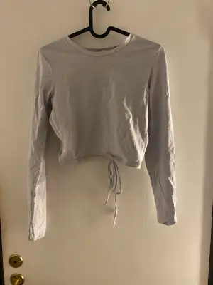 Skitsnygg tröja från Gina med öppen rygg i en lila/grå färg. 70kr + frakt🫶🏼