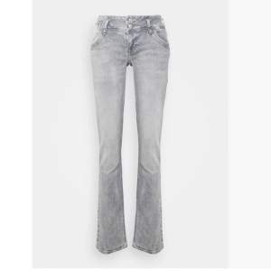 Säljer mina slutsålda ltb jeans i färgen grå säljer dem eftersom dem kom aldrig till andvändning!!!🥰