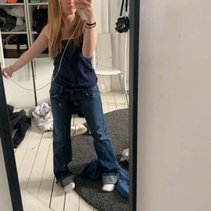 Topp - Mörkblå topp ifrån gina tricot . Skriv privat för fler bilder . Aldrig använd ! Köpare står för frakt ❤️‍🩹
