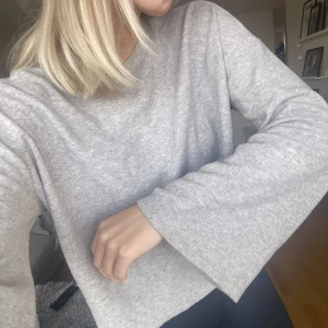Supermjuk tröja  - Supermjuk tröja från bikbok i Stl XS 💕   Lite croppad och med vida armar 🫶🏻