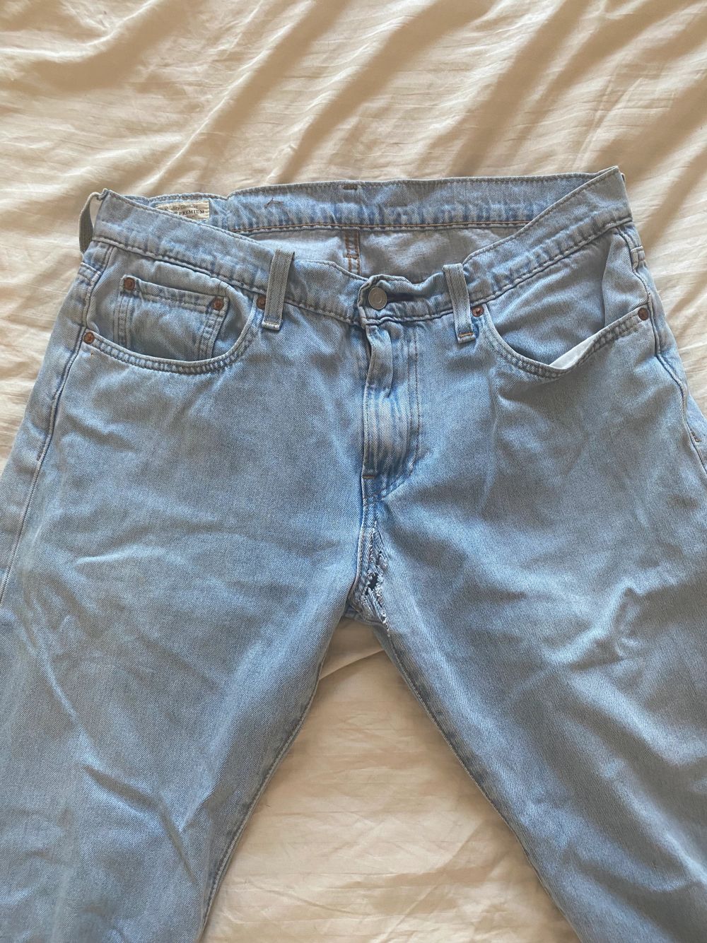 Levis jeans i 502 storlek 33/32. Fin tvätt men påbörjat på hål vid gylf❤️. Jeans & Byxor.