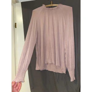 Supersöt rosa tröja - Väldigt mjukt och stretchigt material. Använd 1 gång  Strl S-M men passar även L   Köparen står för frakt!