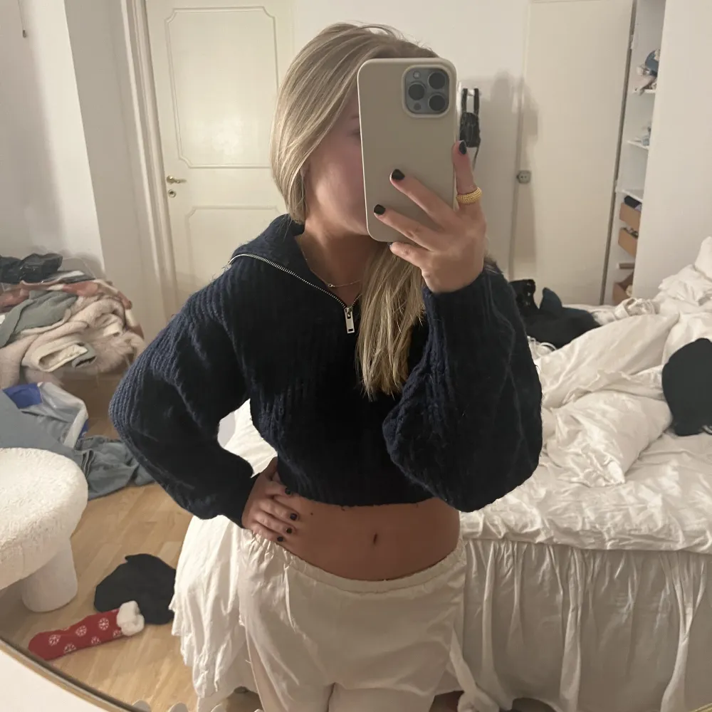 Säljer denna fina marinblåa stickade tröjan med en zip, som ny❤️. Neuletakit & Villapaidat.