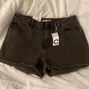 Grå shorts prislapp kvar - Grå Shorts 