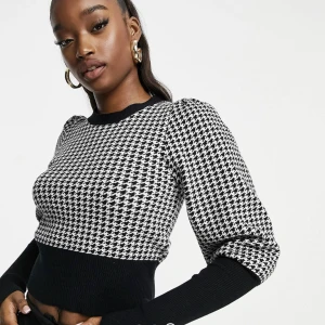 Hundtandsmönstrad tröja - Hundtandsmönstrad tröja av tjockare material från asos/QED LDN, lapp finns kvar! Nypris 400! Passar nästan alla storlekar