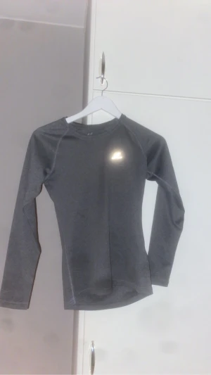 Träningströja - Säljer den här gråa träningströjan, vet inte vart den kommer ifrån och vet inte vilken st det är men skulle säga att den är som xs-s