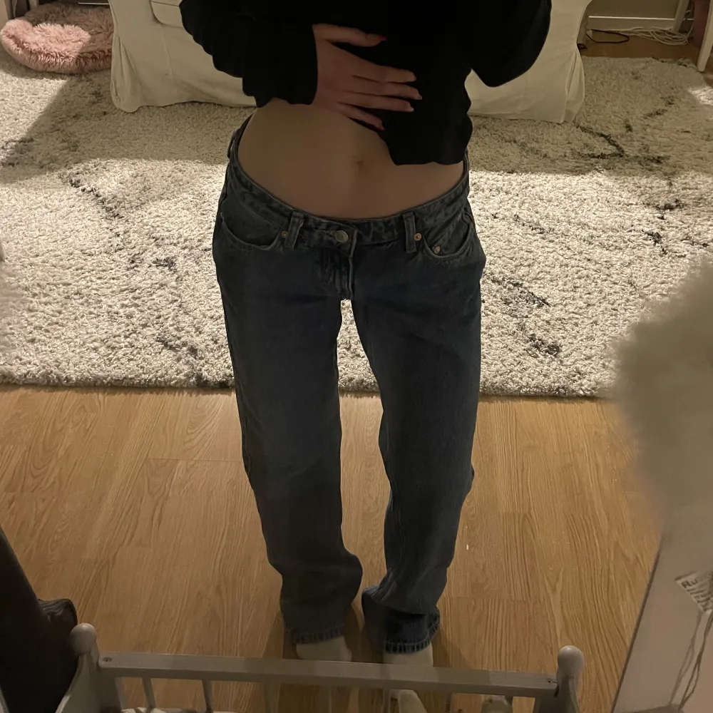 Säljer dessa då dom är för stora för mig🤍jag är 160cm lång. Jeans & Byxor.