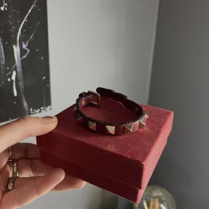 Valentino armband  - Säljer mitt valentino armband då det ej kommer till användning, det är väldigt slitet däremot priset!!