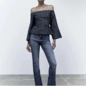 Zara topp!! - Säljer denna sjukt snygga topp från Zara. Säljer pågrund att den var för liten när jag köpte den, helt ny! Kan byta mot en likadan i S/M🥰🥰 Tror ny pris va ca 400-500. SLUTSÅLD!!