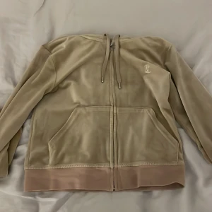 Juciy  - Säljer min juicy koft. Använt fåtal gånger. Ser ut som ny!