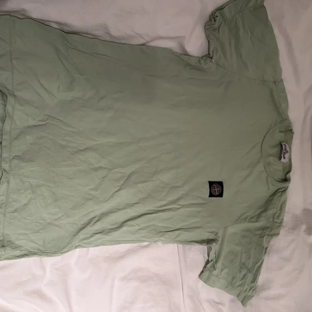 En Stone Island Junior T shirt köpt på Nk för ungefär 1000kr Färg: ljus grön Storlek: 14/170 (S). T-shirts.