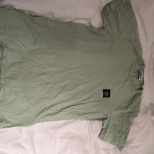 En Stone Island Junior T shirt köpt på Nk för ungefär 1000kr Färg: ljus grön Storlek: 14/170 (S)