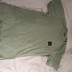 En Stone Island Junior T shirt köpt på Nk för ungefär 1000kr Färg: ljus grön Storlek: 14/170 (S)