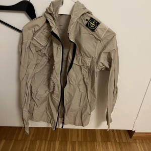 Stone island - Tja  Säljer min stone island vind jacka pga kommer inte till användning 