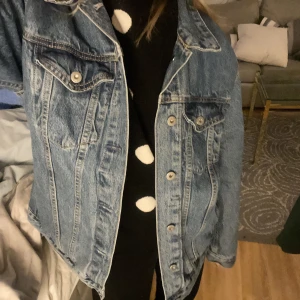 Jeansjacka - Jackan är i herrmodell och är därför ganska oversized. Nyckick och knappt använd. Från lager 157. Skriv för fler bilder!