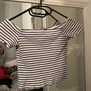 Randig offshoulder tröja - Bara legat i garderoben orörd! Storlek Xs💕
