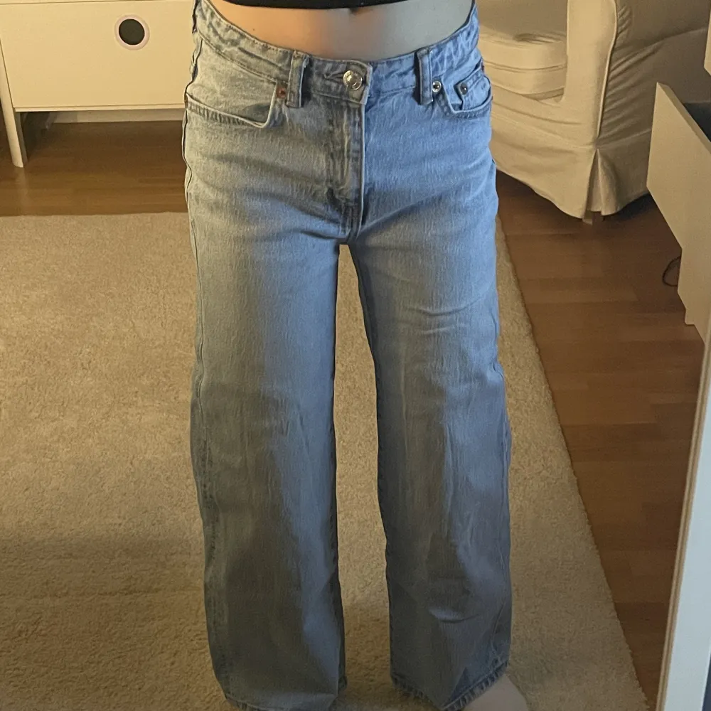 Säljer dessa blå, raka o hyfsat low waist jeans från Lager 157😍 De är använda men bra skick! Köparen står för frakt💗 Pris kan även diskuteras men utgår från de pris jag sätter🫶🏽💗. Jeans & Byxor.