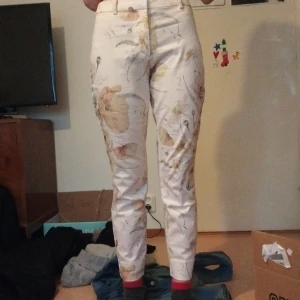 Blommiga byxor  - Vita blommiga byxor storlek 34