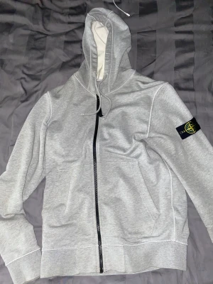 Stone Island Zip - Säljer min stone zip hoodie, köpt i Stonebutiken i Stockholm, säljer för 1500, den är i bra skick. Fler frågor eller bilder bara att skriva