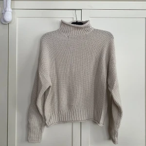 Stickad beige tröja  - Stickad beige tröja 