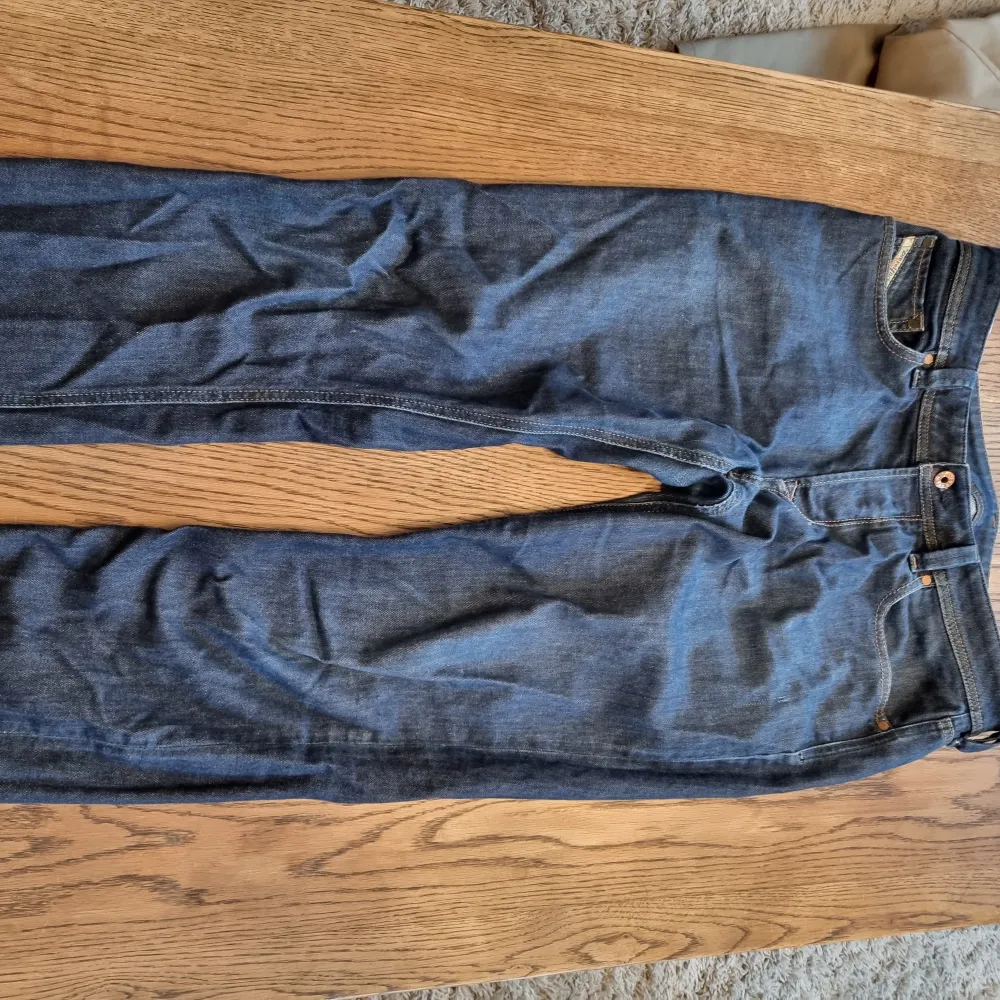 Jag säljer mörkblåa/svarta jeans som knappt är använda. Inget märkbart slit någonstans. Dom är straight samt stretchiga.  600kr nya. OBS stryker byxorna innan jag skickar dom såklart!!. Jeans & Byxor.