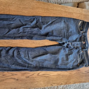 Diesel jeans w33 l32 - Jag säljer mörkblåa/svarta jeans som knappt är använda. Inget märkbart slit någonstans. Dom är straight samt stretchiga.  600kr nya. OBS stryker byxorna innan jag skickar dom såklart!!