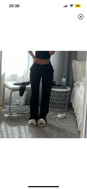 Kostymbyxor  -  kostym byxor från NAKD som är lågmidjade och raka i benen, dem är jätte fina men passsr inte mig💙skriv för fler bilder!!!!