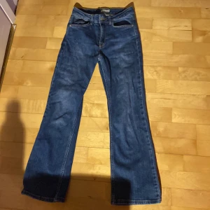 Mid minjade jeans - Har inte använt så många gånger för de är för korta för mig. De är flared längst ner på byxan och sitter ganska tight upptill. Ordinarie pris 690 kr