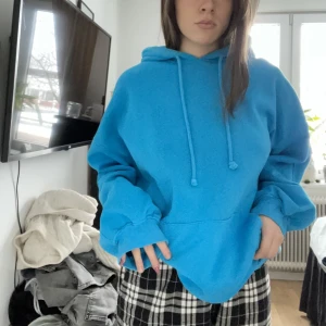 Oversized hoodie  - Oversized blå hoodie, aldrig använd från HM. 70kr + 66kr spårbar frakt 