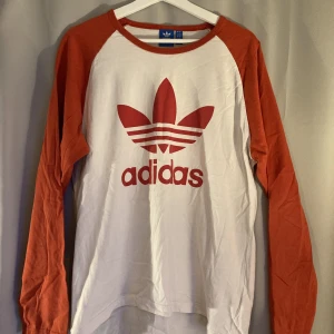 Adidas Långärmad T-Shirt Large - En longsleeve tröja från Adidas. Storlek large. Knappt använd och i en väldigt nice vit och röd kombo 🥶 Fri frakt!
