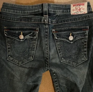 True religion low waist jeans - INTE SÅLDA, KÖP FÖR 650 Så trendigt med lågmidjat och ”coola” fickor. Svåra att få tag på. KOLLA IN DE ANDRA GREJERNA JAG SÄLJER🥰🥰 köparen står för frakt