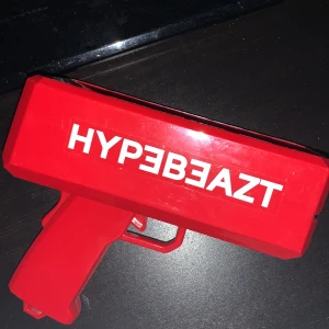 Pengarpistol - Fin som dekoration, behövs bara nya batterier. Den skjuter ut pengar