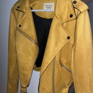 Mocka jacka gul  - Mocka jacka gul  Använd enstaka gånger  Storlek m 