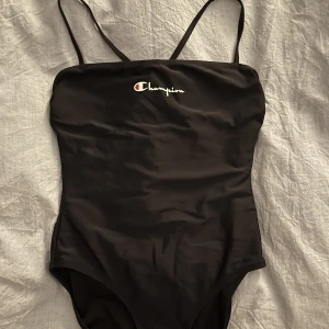 Skitsnygg baddräkt  - En perfekt svart baddräkt från Champion som är beställd från Sellpy. Men till min besvikelse så är den för liten! Så skulle säga att det är en liten M i storleken.  Köpt för 350kr på Sellpy, vet inte om den använts. Men jag har inte använt den.