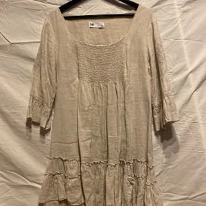 Beige klänning - Super fin klänning från flash! Köpt secondhand men själv aldrig använt. Utmärkt skick!