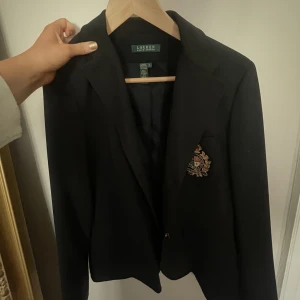 Ralph Lauren - Kavaj från Ralph Lauren, så otroligt snygg passform. Kan skicka fler bilder vid behov😍⚡️